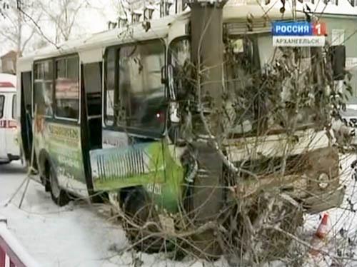 Пассажирский автобус в Архангельске врезался в столб