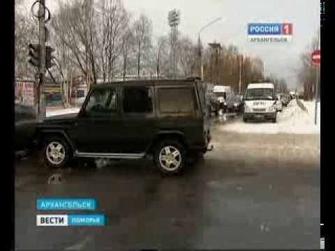 В Архангельске автомобиль зацепил женщину с ребёнком прямо на пешеходной дорожке