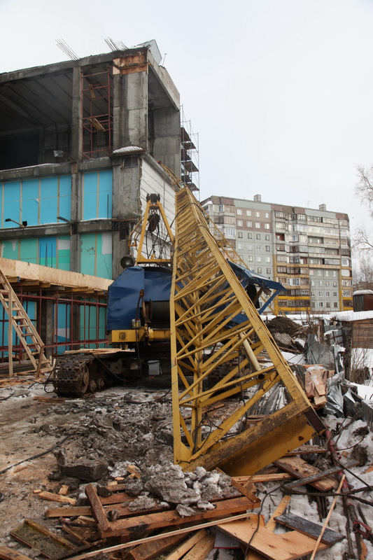 Стрела крана обрушилась на стройке в Архангельске